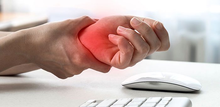 Woman with carpal tunnel pain before chiropractic treatment from San Ramon chiropractor