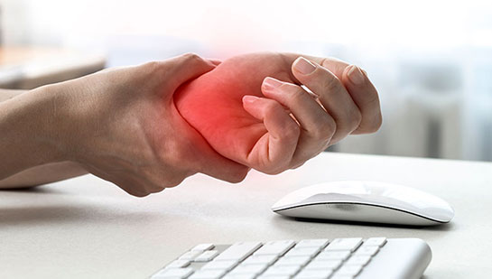 Woman with carpal tunnel pain before chiropractic treatment from San Ramon chiropractor
