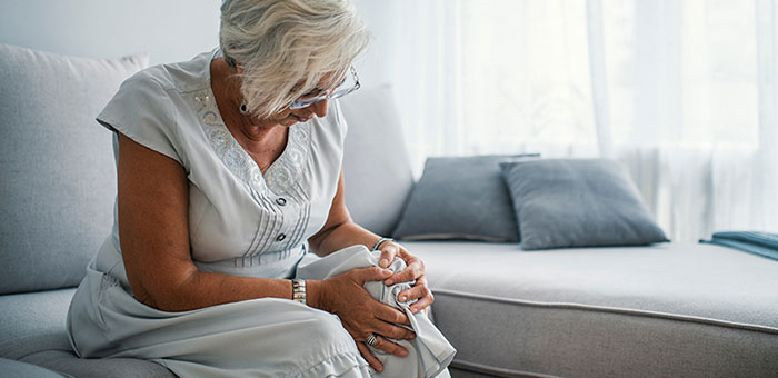 Elderly woman with osteoarthritis pain in the knee before chiropractic treatment in San Ramon